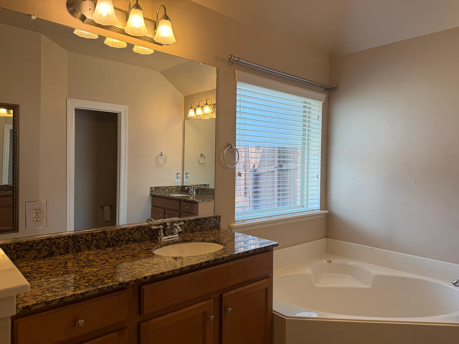 4 bed, 2.5 bath, 2527 sqft, $2,800 — Photo 4