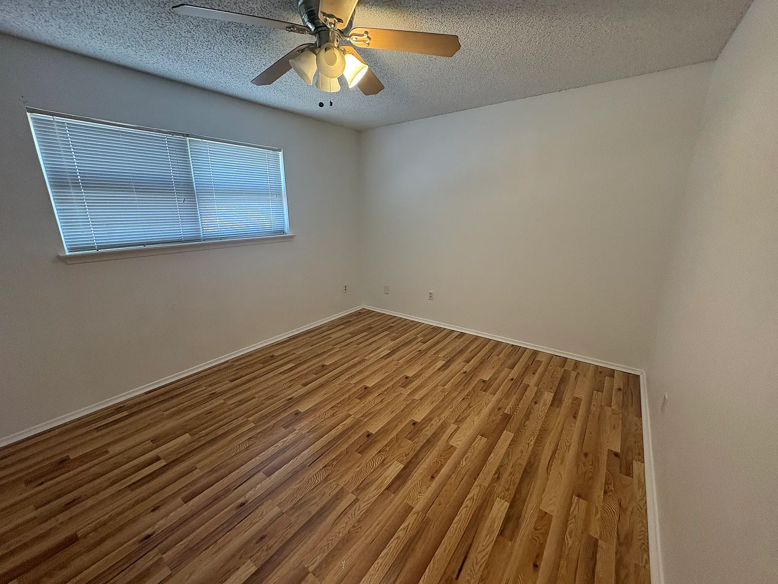 2 bed, 1.5 bath, 1156 sqft, $1,350 — Photo 3