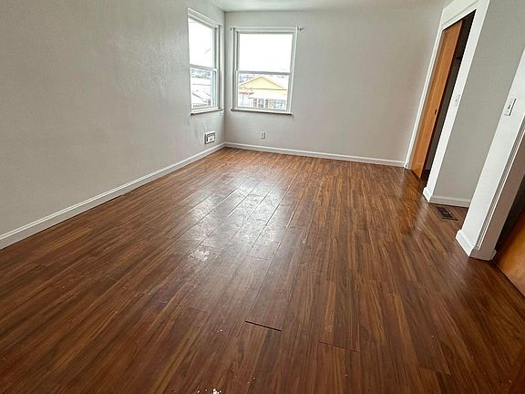 5th image of 112 Langley Ave #1/2