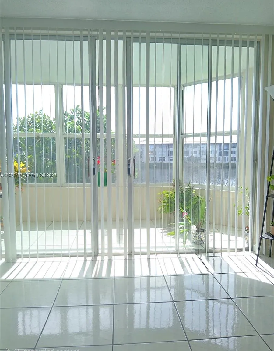 Fifth Forum Condo — Photo 2