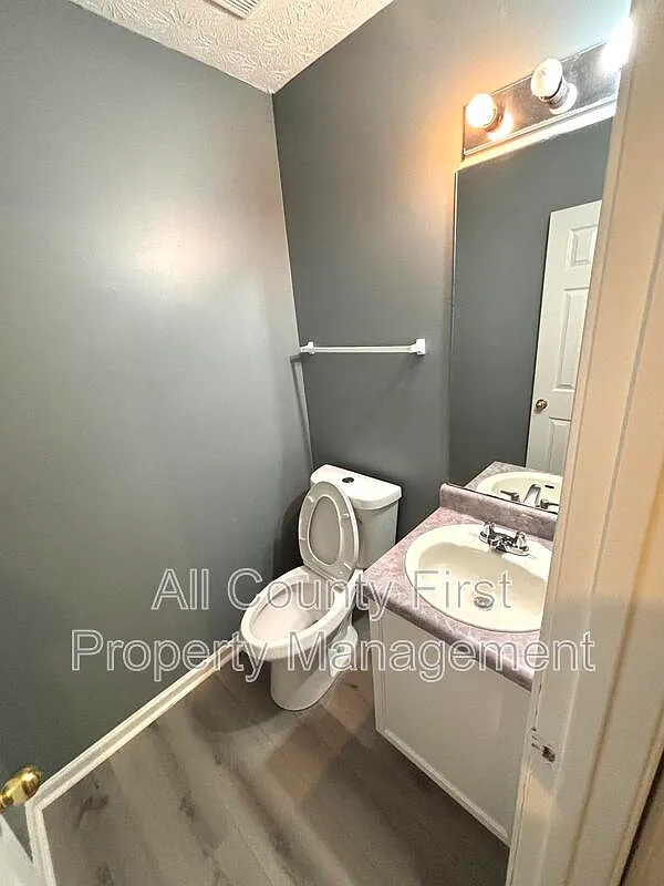 3 bed, 2.5 bath, 1800 sqft, $1,900 — Photo 4