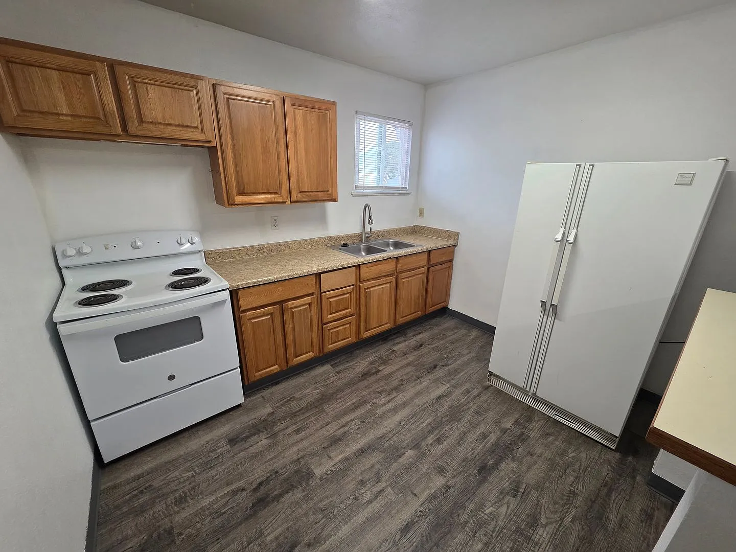 613 W Knox Ave — Photo 2