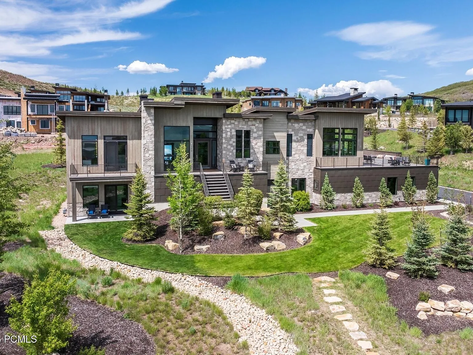 140 W Vista Ridge Rd — Photo 1