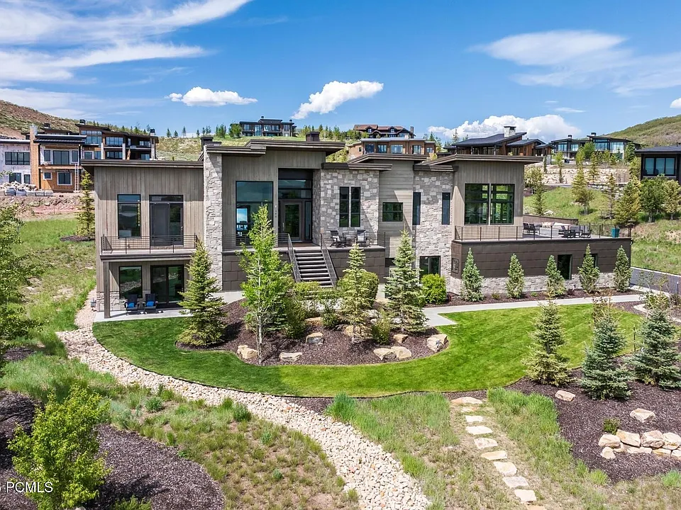 140 W Vista Ridge Rd