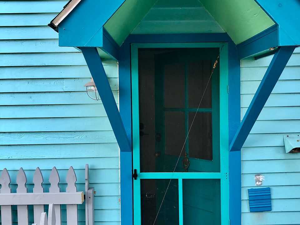 Separate side entrance for apartment