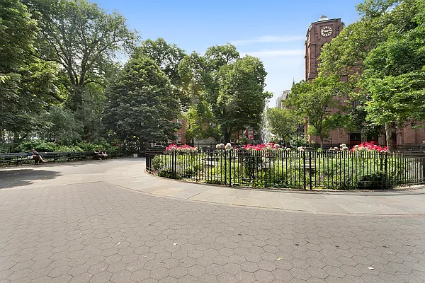 Sold by Compass | media 9