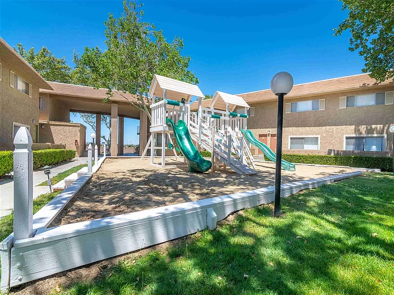 Racquet Club Apartments — Photo 19