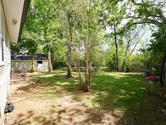 5th image of 714 E Neches St