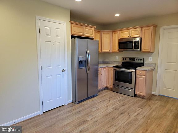 3rd image of 49518 Lois Ln