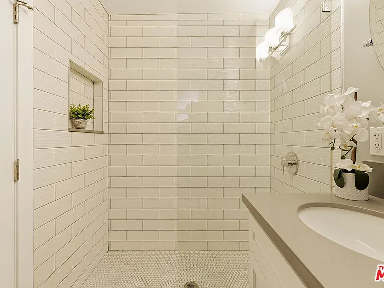 1026 S Windsor Blvd — Photo 47