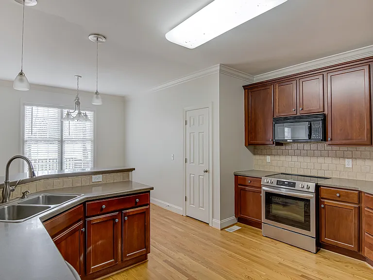 5708 Mabe Dr — Photo 10