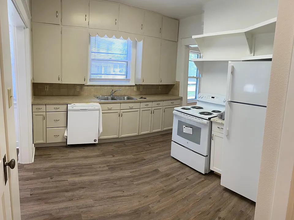Full Kitchen.