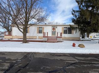 3072 E Bay Dr, Fenton, MI 48430