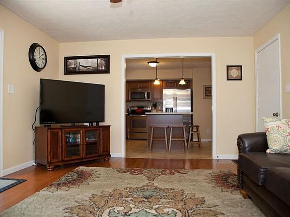 3rd image of 715 Crestwood Dr