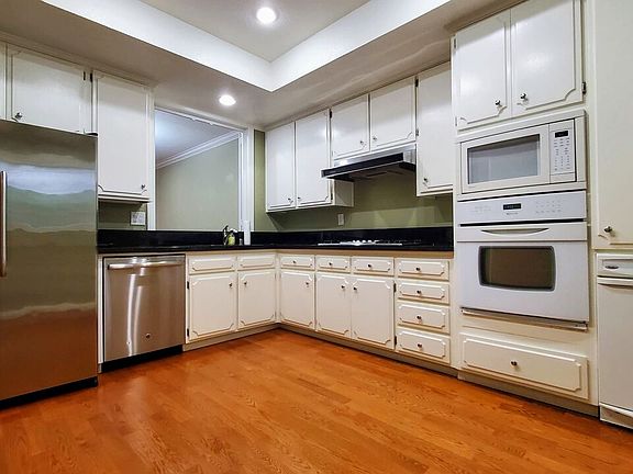 4th image of 450 San Vicente Blvd Unit 204