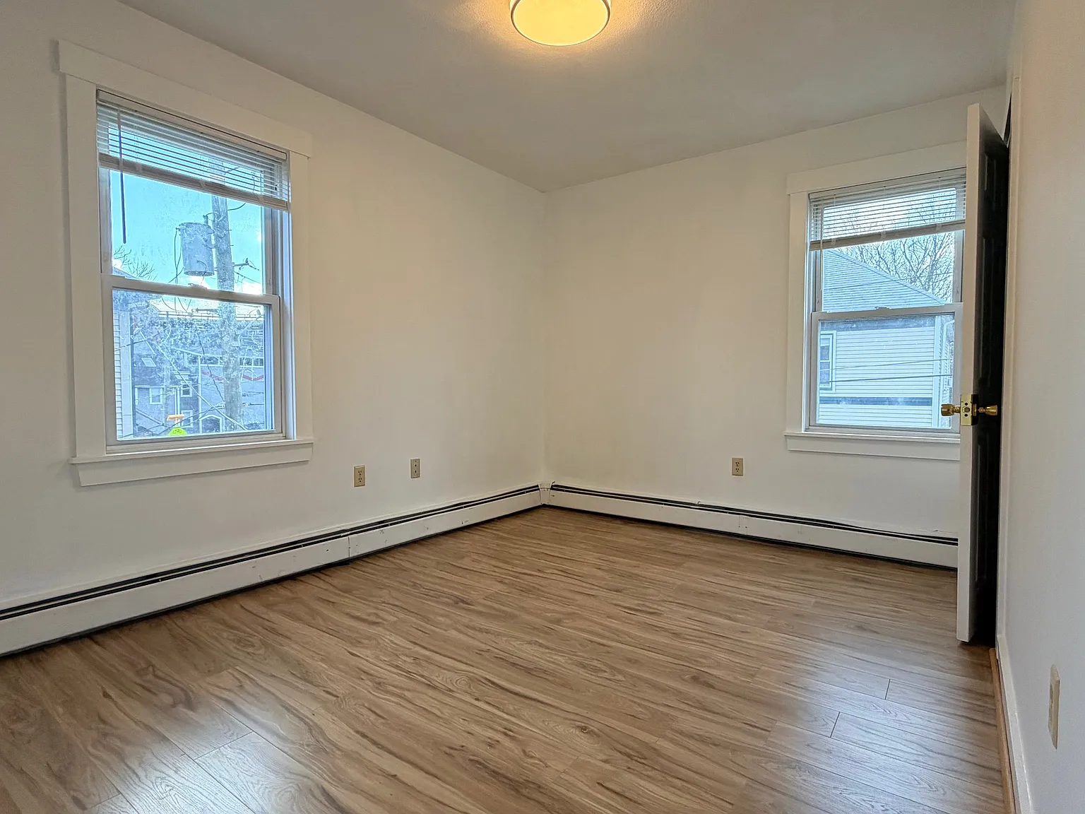 3 bed, 990 sqft, $2,100 — Photo 4