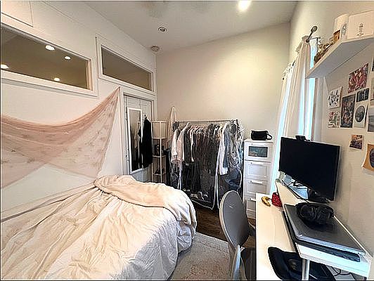 4th image of 230 E 7th St #48