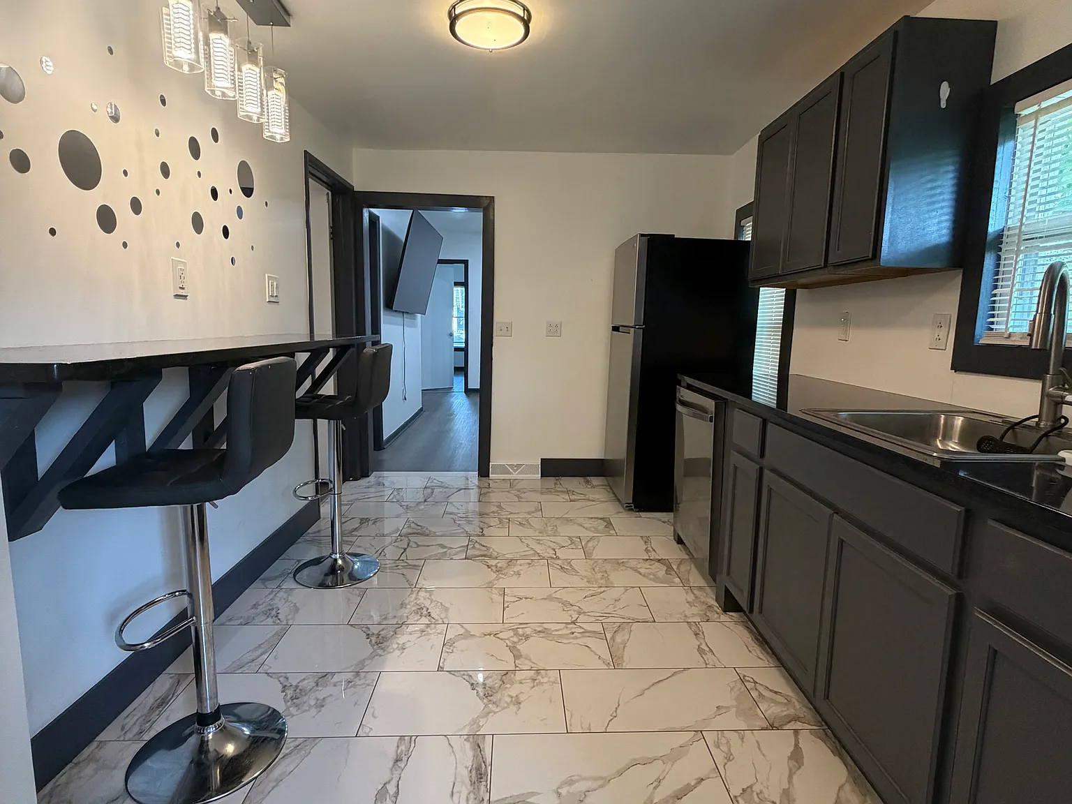 3 bed, 1200 sqft, $2,400 — Photo 3