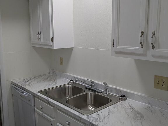 4th image of 2 Holly Ct APT D