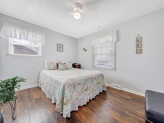 2nd image of 4755 Golfview Dr NE