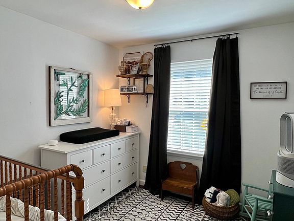 nice size middle bedroom