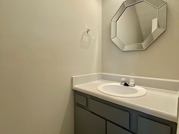 4th image of 945 Silverwood Dr #945