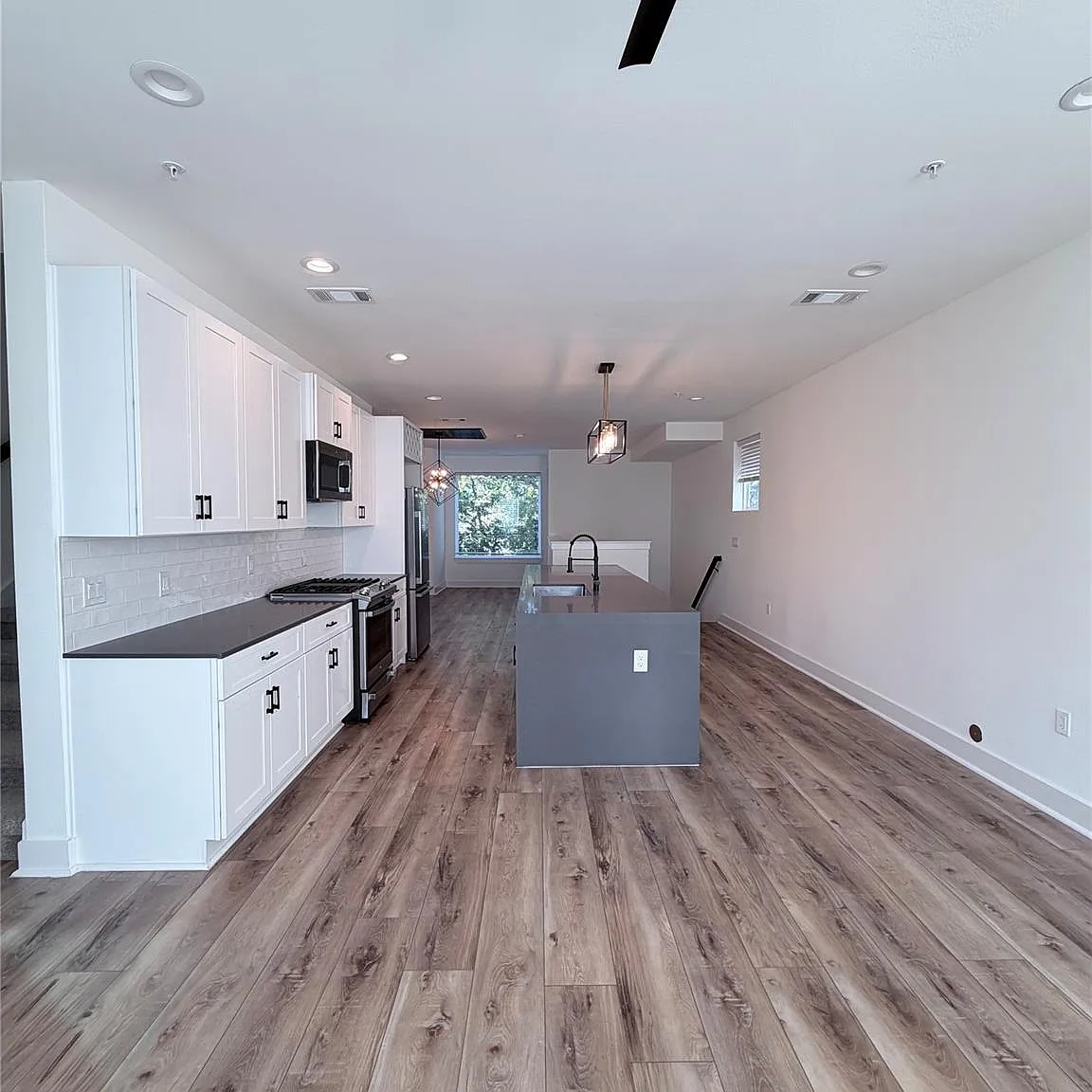 3 bed, 3.5 bath, 1964 sqft, $2,990 — Photo 4