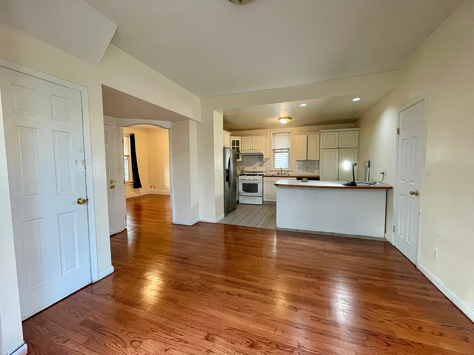 2 bed, 850 sqft, $2,400 — Photo 3