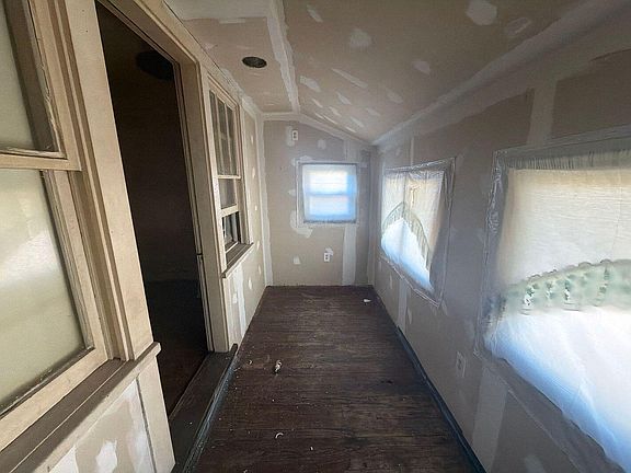 4th image of 389 Genessee St