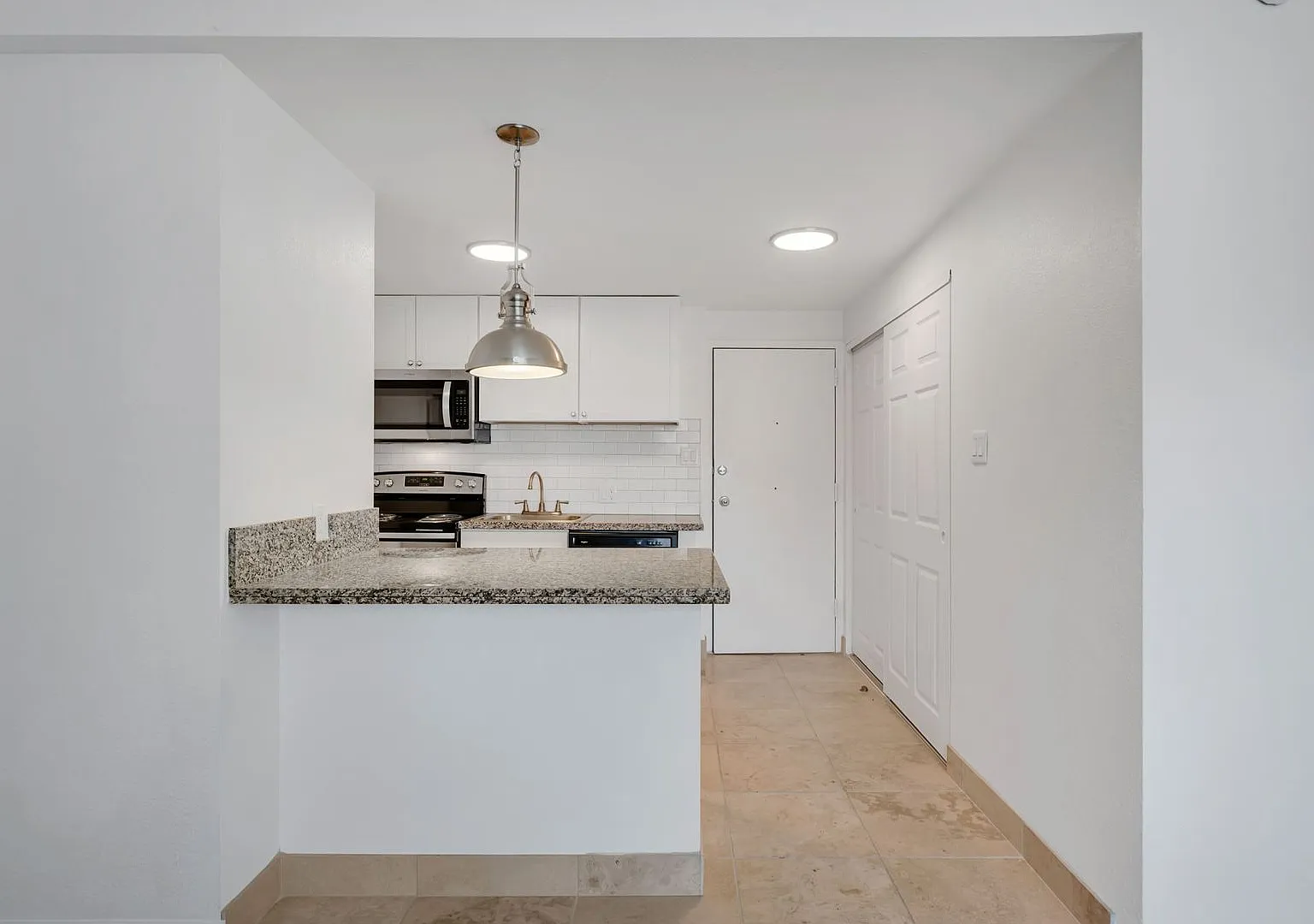 300 Holcomb — Photo 2