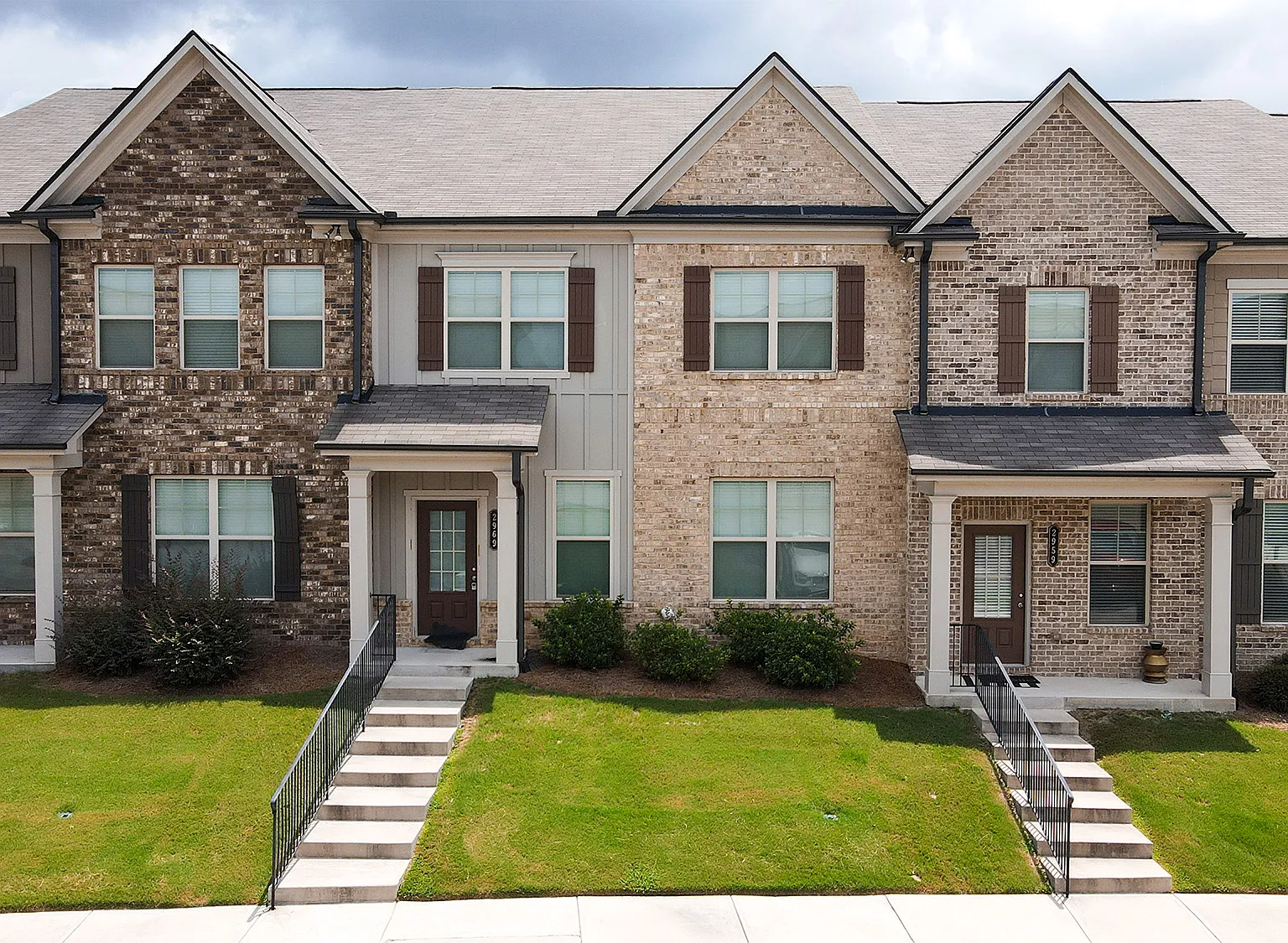 3 bed, 2.5 bath, 2268 sqft, $2,200 — Photo 1