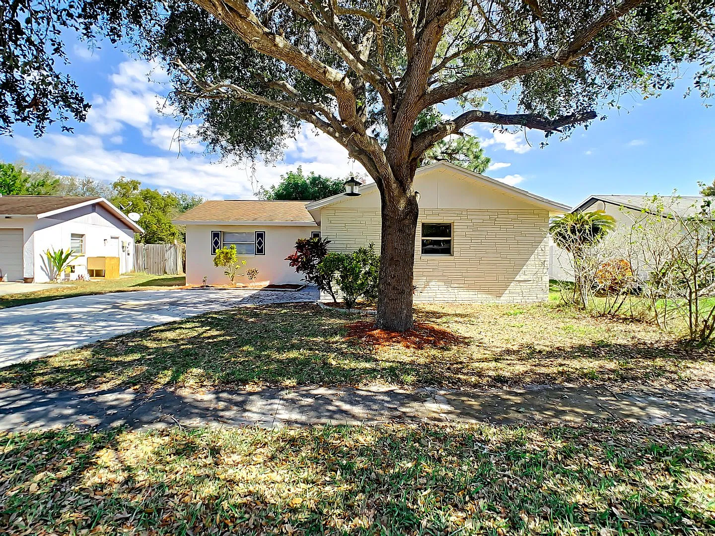 Beautifully Renovated 3-Bedroom Fully Furnished House For Rent! — Photo 4