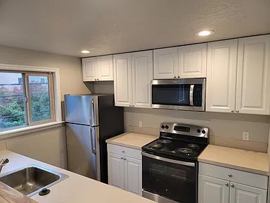 2 Bedroom 1 Bath w/ Balcony in Livingroom