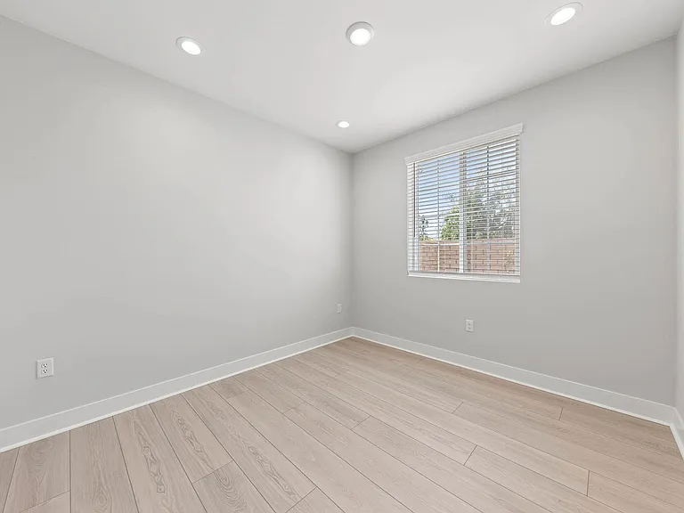 585 Patten Ave — Photo 3