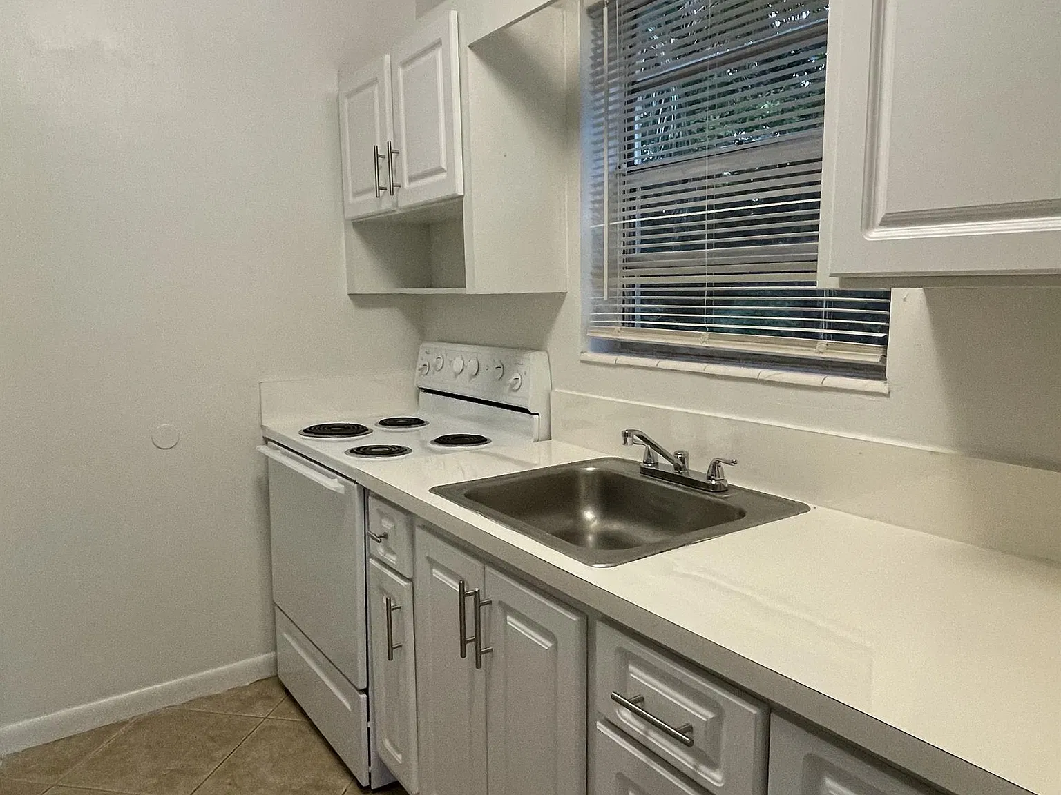 116 Ne 9 Th St (1142 Realty Inc) Cozy Terrace Please Read The Note List Of Vendor - 571-5 — Photo 3