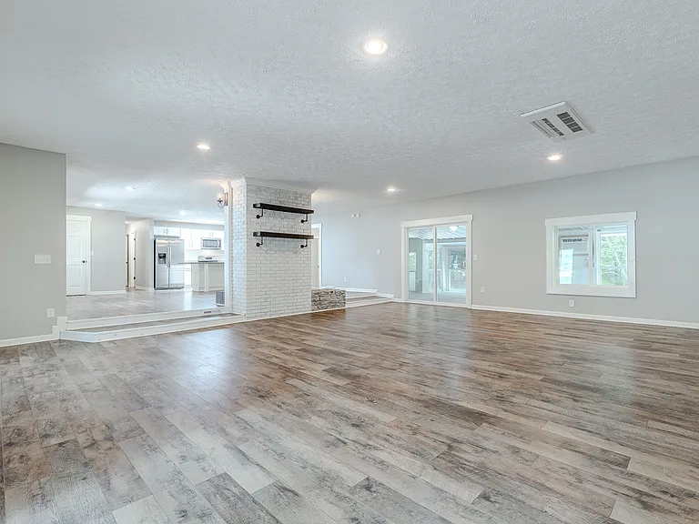 343 Meadowview Dr — Photo 2