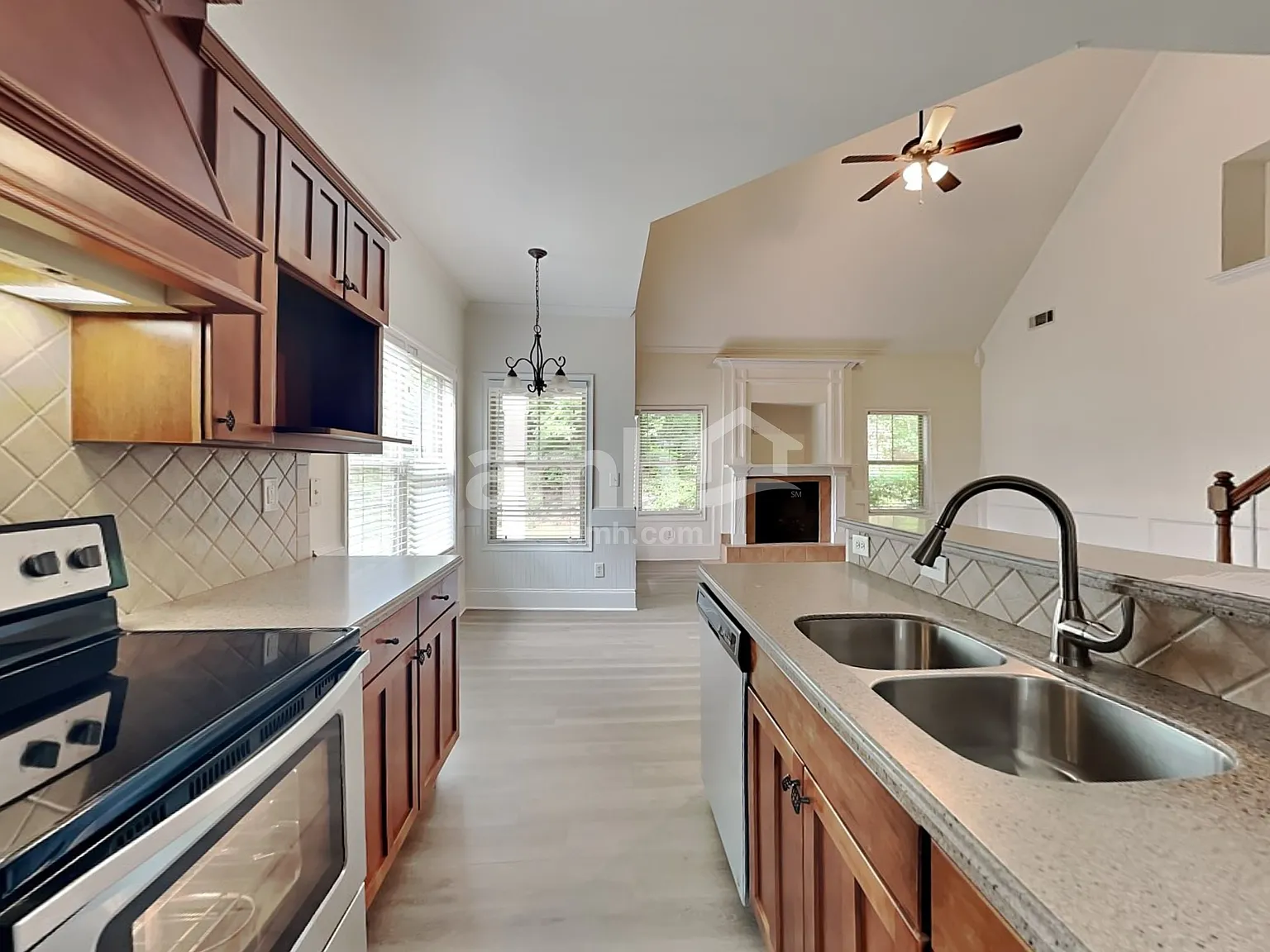 3 bed, 3.0 bath, 2108 sqft, $2,200 — Photo 3