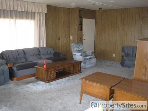4th image of 1581 Russell Dr