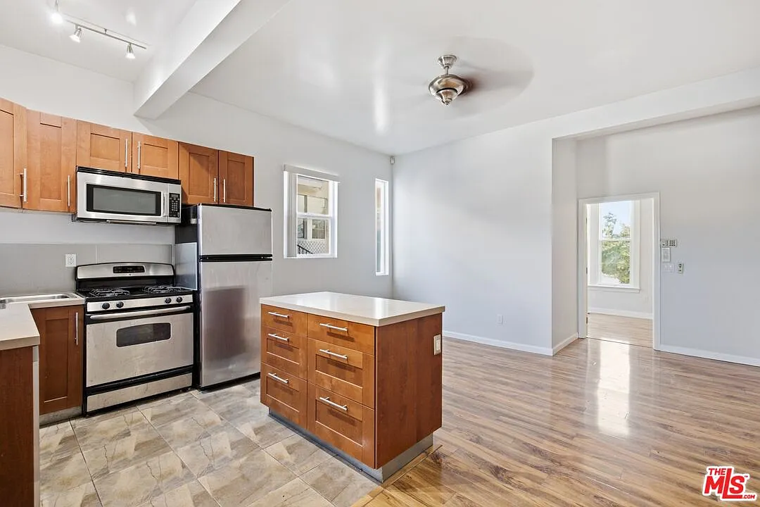 1 bed, 1.0 bath, $2,350 — Photo 3
