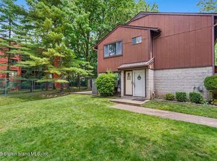 80 Belmar Dr W, Staten Island, NY 10314