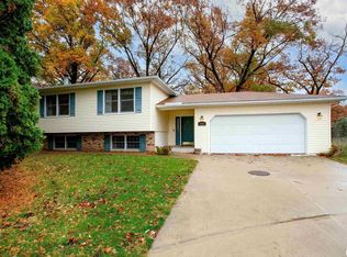 731 24th Avenue Ct, Moline, IL 61265