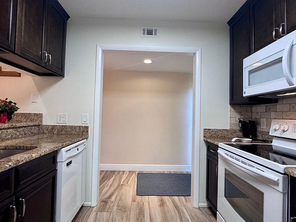 Beautiful Kitchen w/ Pantry!