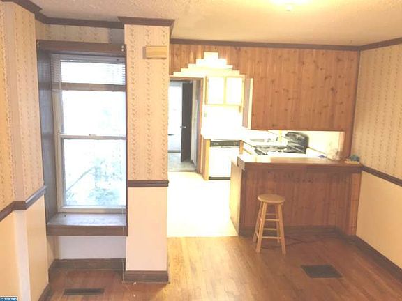 5th image of 912 Wright St