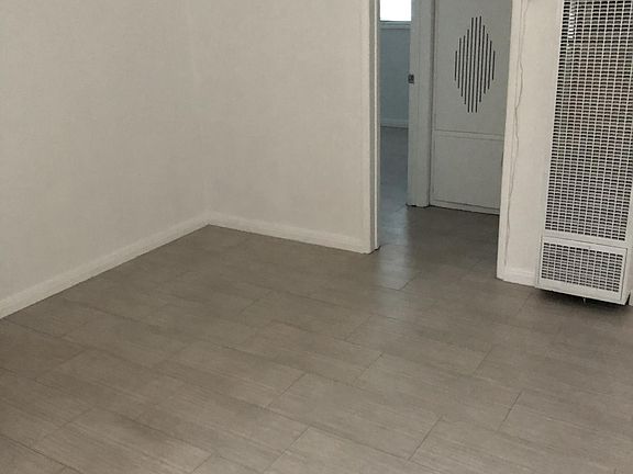 Livingroom with porcelain tiles subway pattern