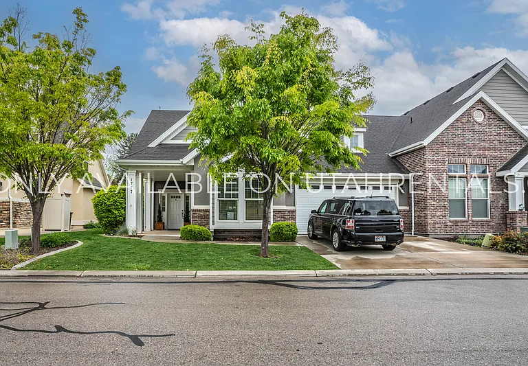 1777 W Yarrow Dr — Photo 2