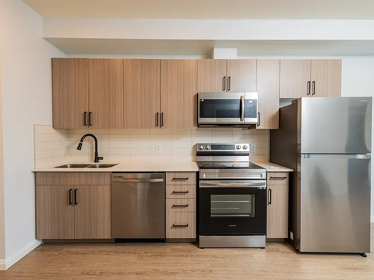 528 Lancaster St W — Photo 10