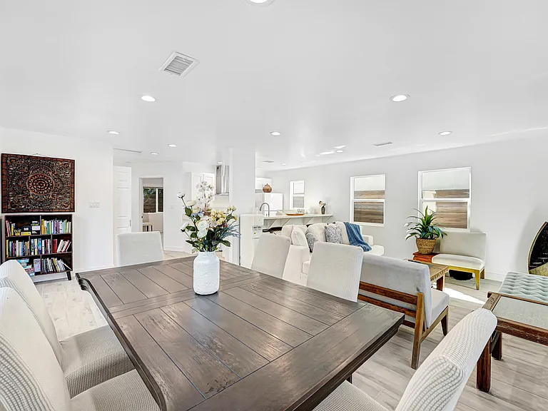 5554 Capistrano Ave — Photo 10