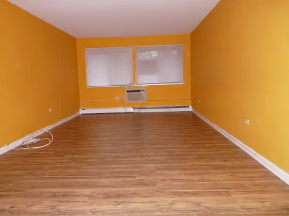 655 Deepwoods Dr APT 1B, Mundelein, IL 60060
