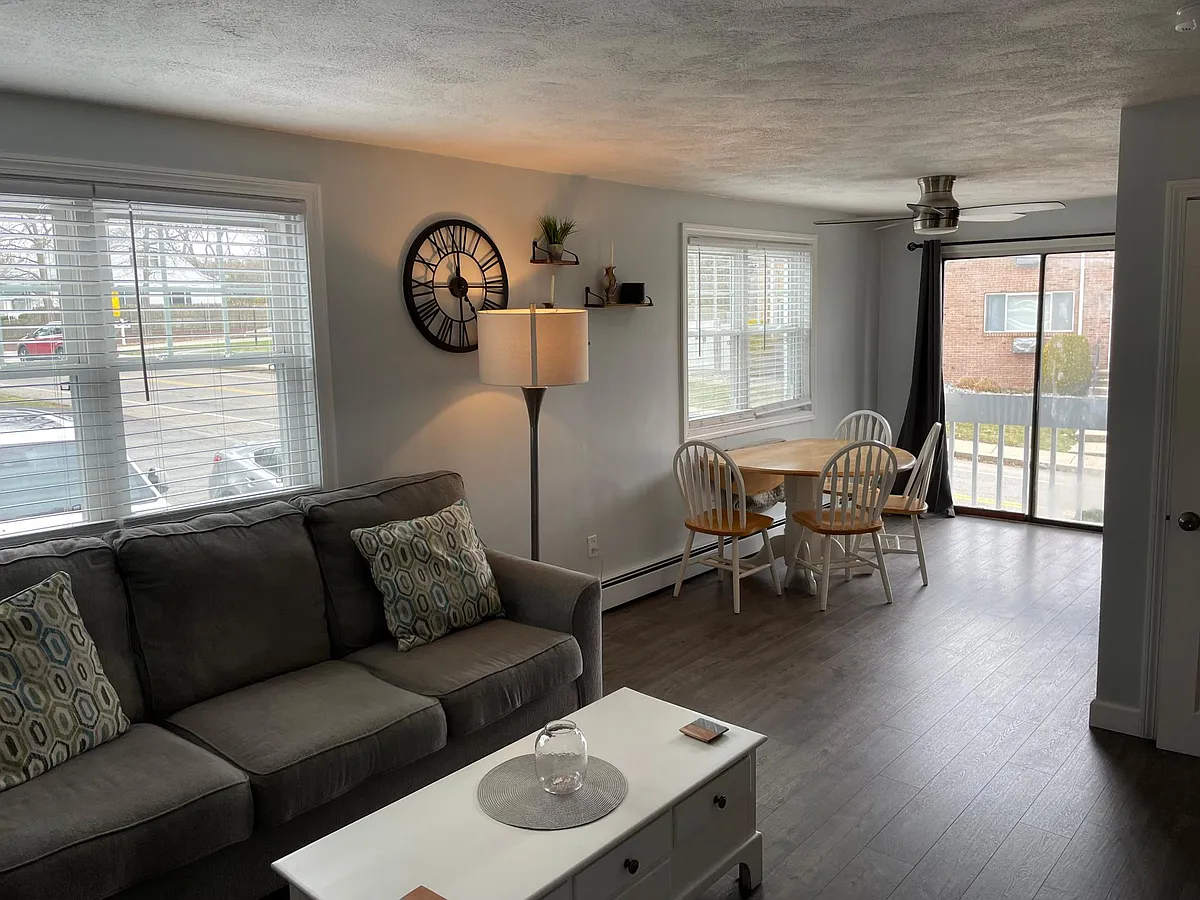 Living, dining and Slider to a Juliet balcony. - 950 Admiral St #4