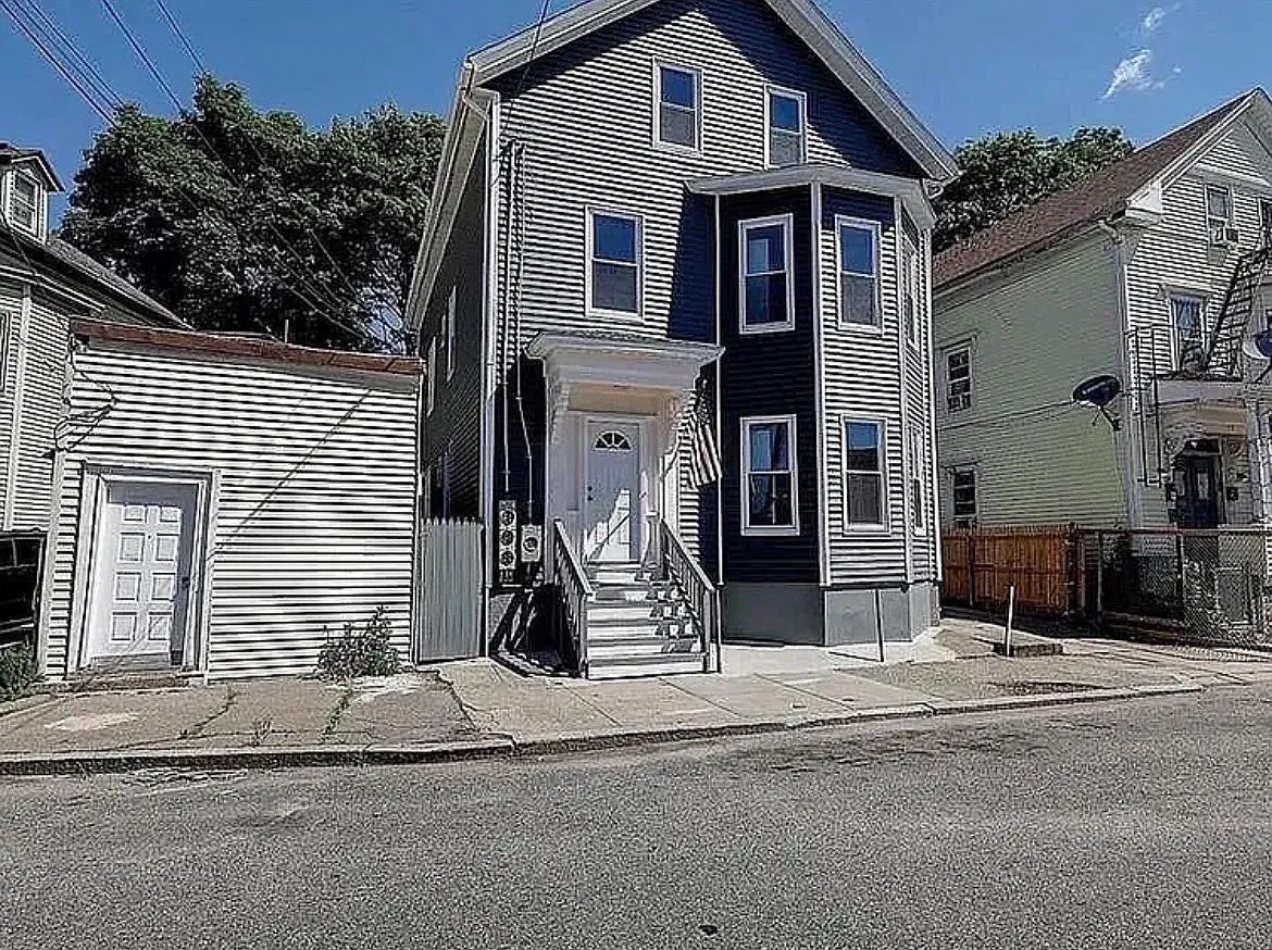 2 bed, 900 sqft, $1,800 — Photo 1